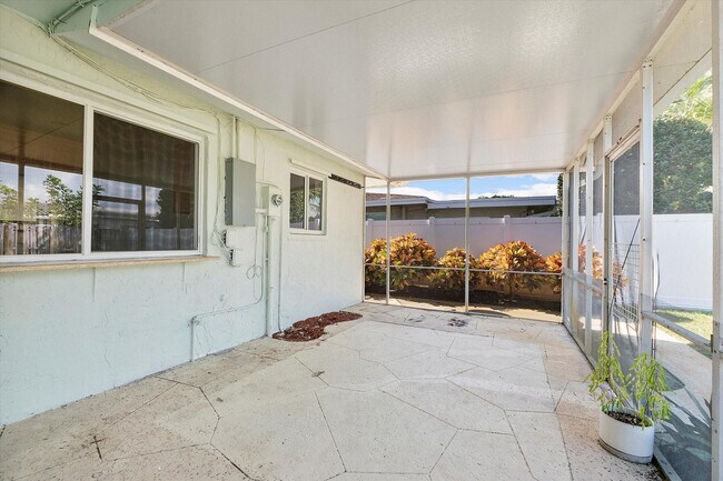 Building Photo - 1353 SE 7th Ct