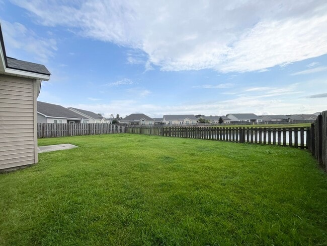 Building Photo - 3 Bedroom, 1 bath, with fenced in backyard...