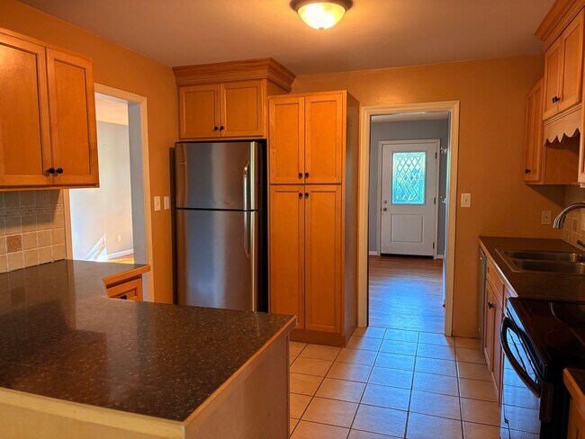 Building Photo - 203 Fleetwood Dr