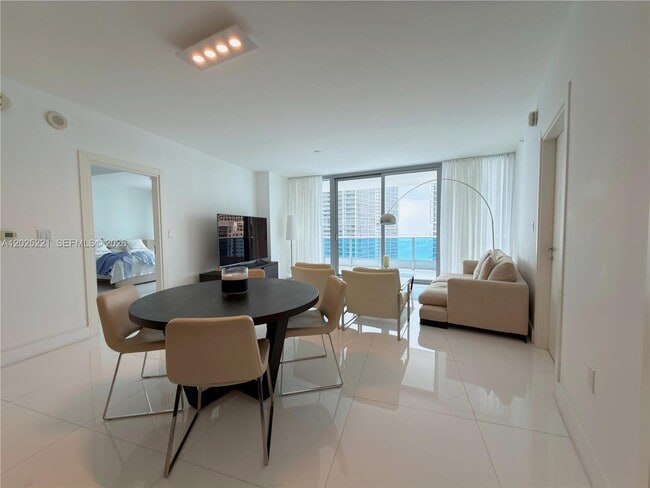 Building Photo - 200 Biscayne Blvd Way