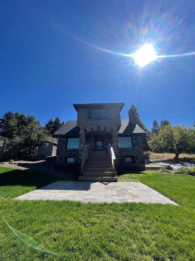 Building Photo - Lakeview 4-Bedroom Home Steps from Moore Park – Updated Throughout! 2.8 miles from Sky Lakes and OIT