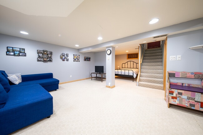 Building Photo - 6057 Clinton Ave