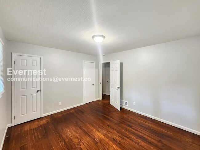 Building Photo - 3 Bed/2 Bath Home with Off-Street Parking / Pet-Friendly / Coming Soon!