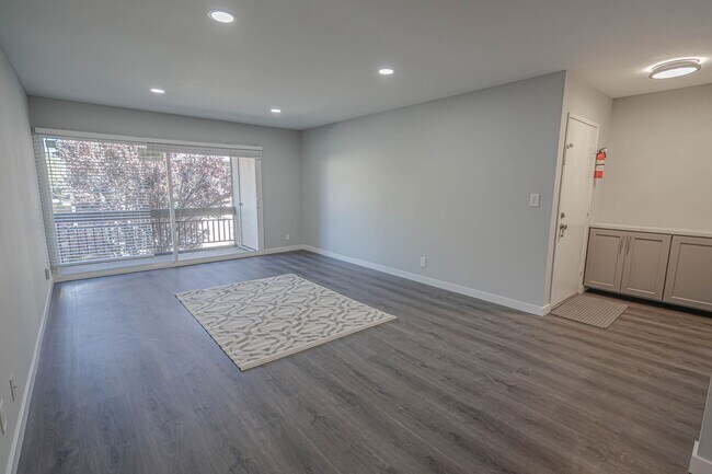 Building Photo - Fully Remodeled 2 Bedroom Condo for Rent in Valencia!