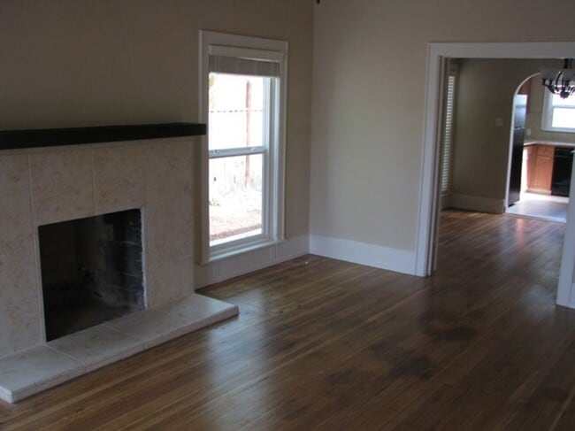 Building Photo - This Charming Spanish style home is located in the Tower District just across the street from Fre...