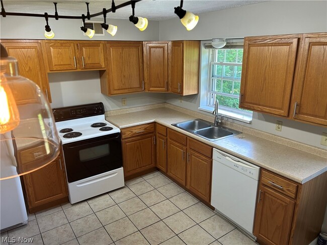 Building Photo - 7730 Ravenna Rd