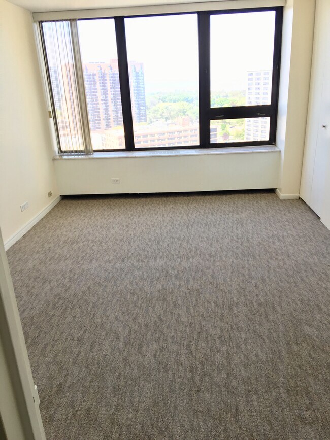Living Room - 3930 N Pine Grove Ave