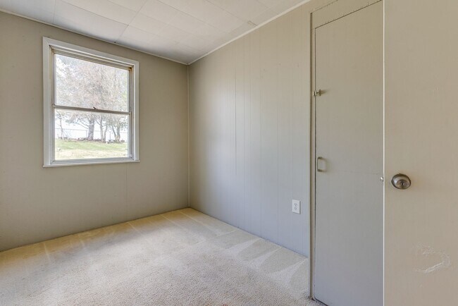 Building Photo - Available MAY 2026 - Beautiful, LARGE 4+ bedroom/2 bath GEM in South Side Slopes!