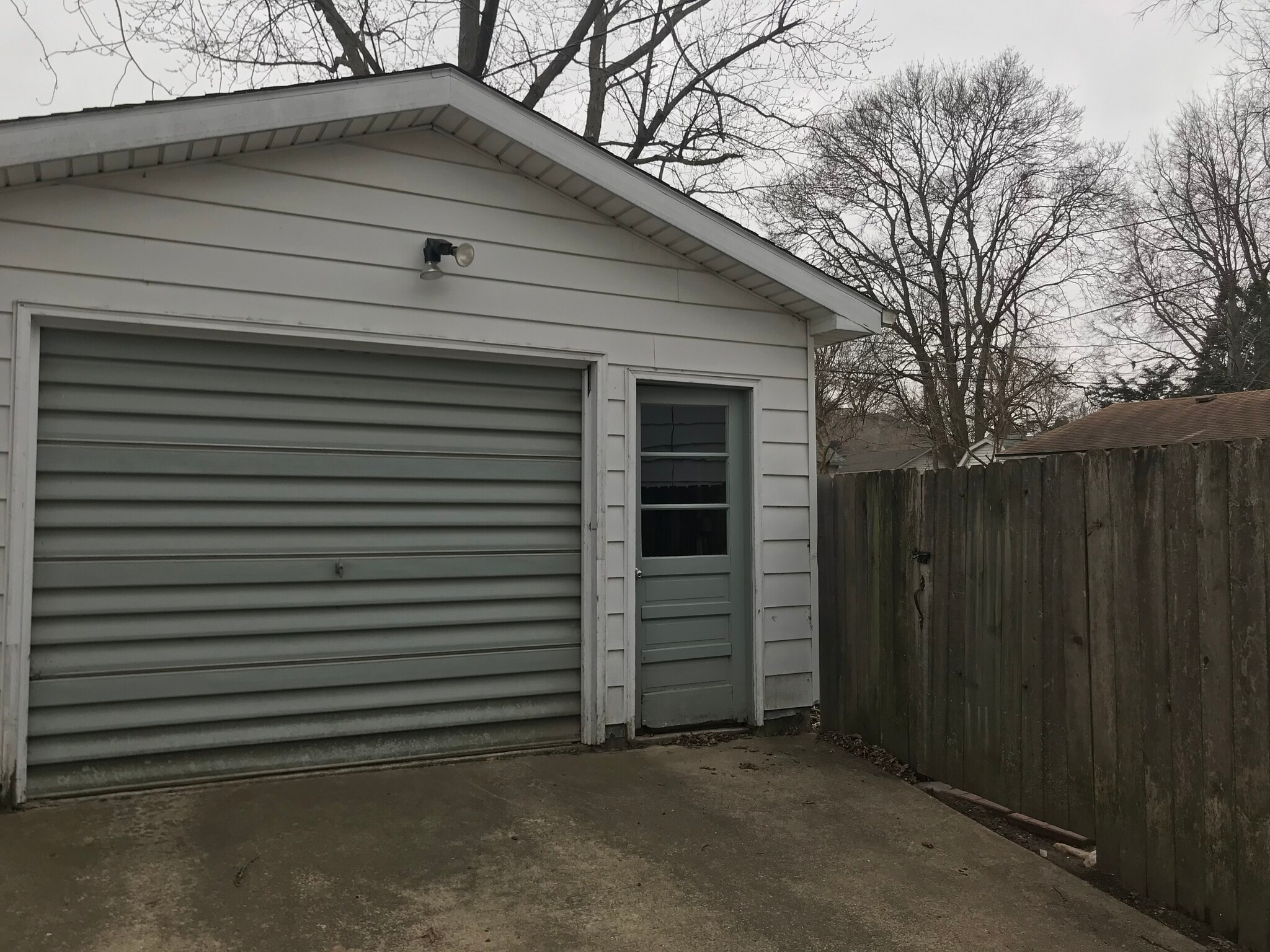 Auto Garage w/workbench - 303 W Stanage Ave