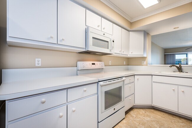 Building Photo - UPDATED GROUND FLOOR CONDO CLOSE TO 1-75