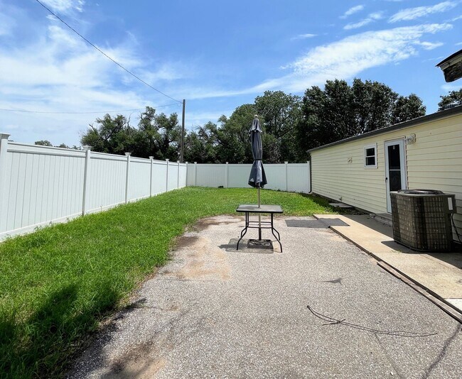 Building Photo - 3 bedroom home located in South Hutchinson