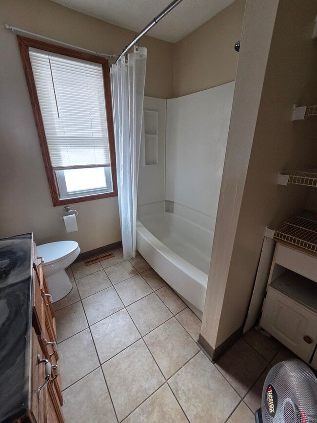 Building Photo - 2 bedroom 1 bath single family home