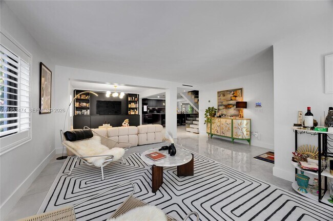 Building Photo - 1117 Alberca St