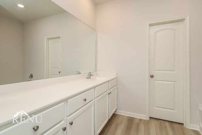 Building Photo - 10466 Sweetwater Creek Dr