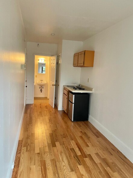 Building Photo - 1064 Beacon St