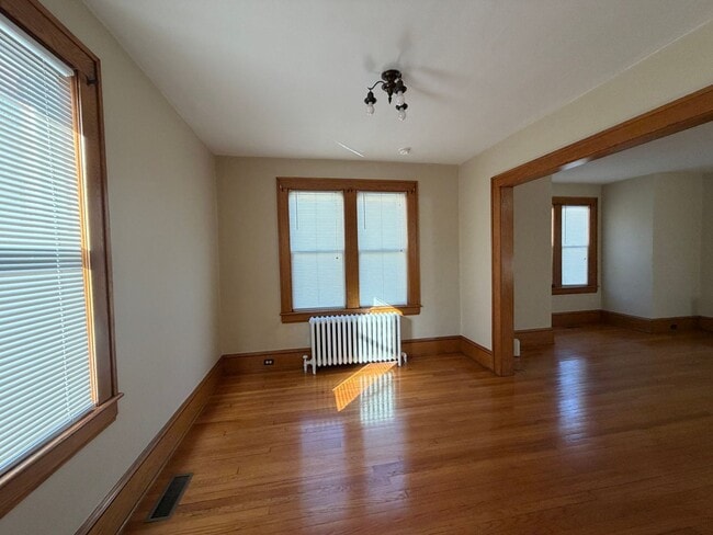 Building Photo - Grandin Home!