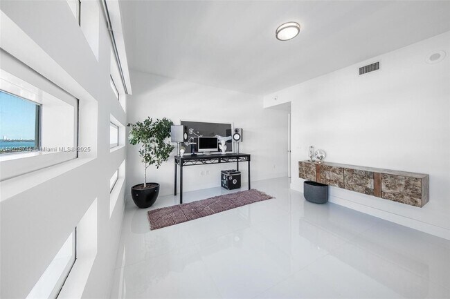 Building Photo - 1040 Biscayne Blvd