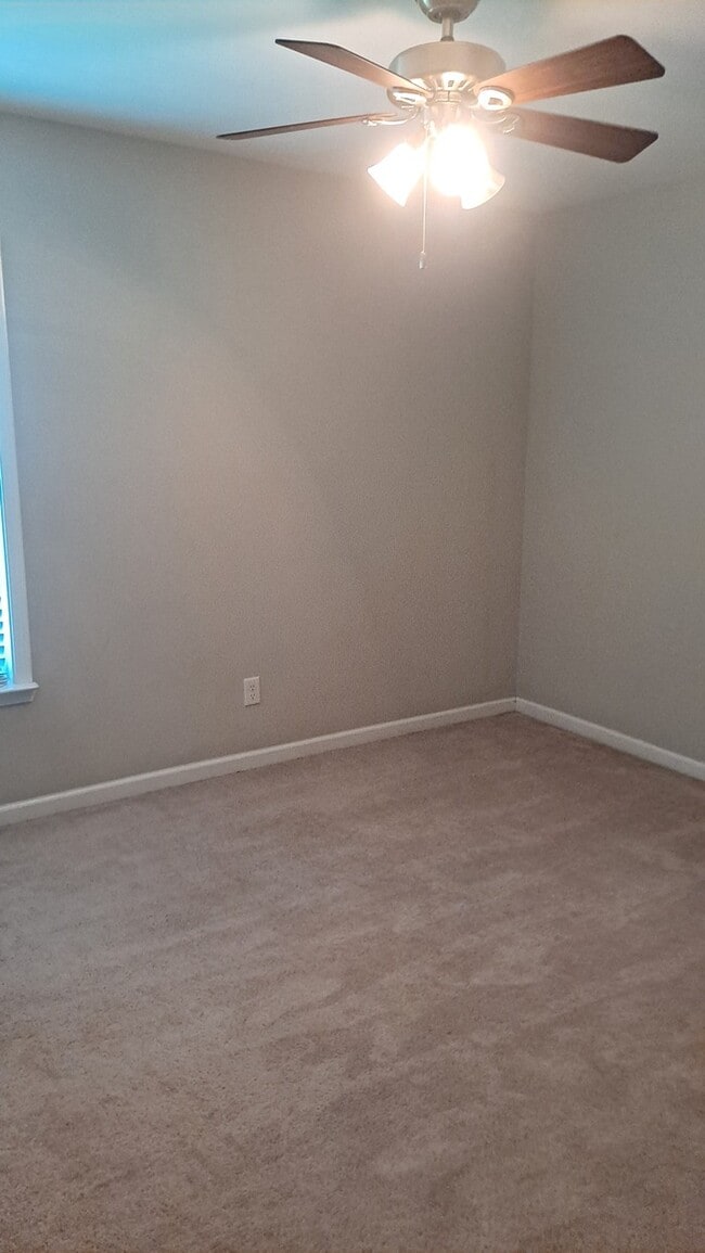 Building Photo - Spacious 3 Bed 2.5 Bath Townhome