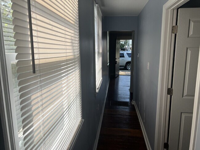 Building Photo - Charming 2 Bedroom Cottage Near King Mill ...