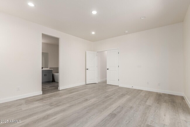 Building Photo - 957 E Desert Dr