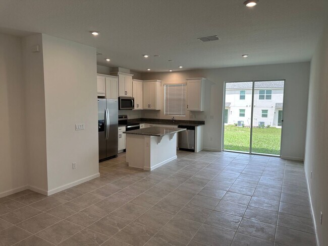 Building Photo - For Rent - 3 BEDROOM 2.5 BATHROOM TOWNHOUS...