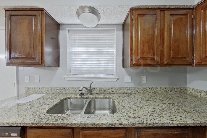 Building Photo - 2136 Woodnote Ln