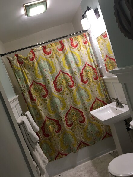 Full bath with bath/tub combo - 20 Craven Ave