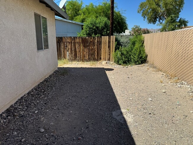 Building Photo - 3BR Duplex with gated yard and Garage