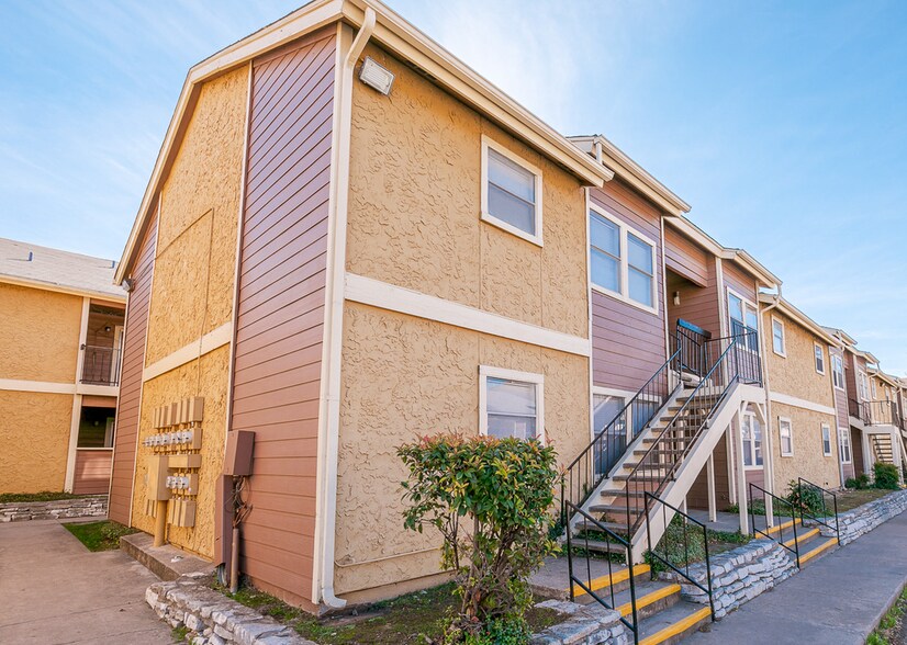 Building Photo - 10000 N Lamar Blvd