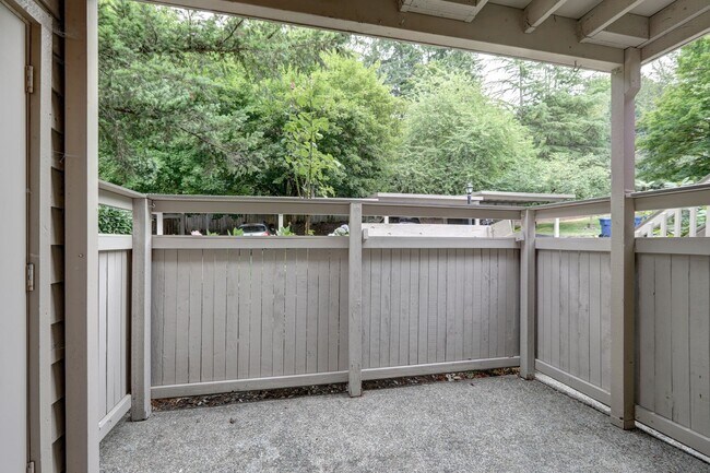 Building Photo - 2 Bedroom Ground Floor Condo in the Heart of Woodinville!