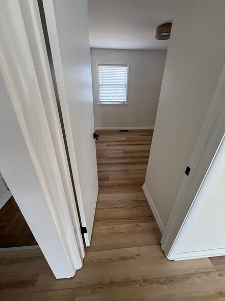 Building Photo - 906 N Allen Ave