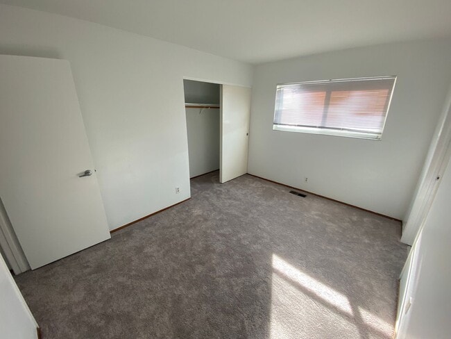 Building Photo - Two Bedroom Townhome W/ Parking, Dishwasher & In Unit Washer/Dryer!