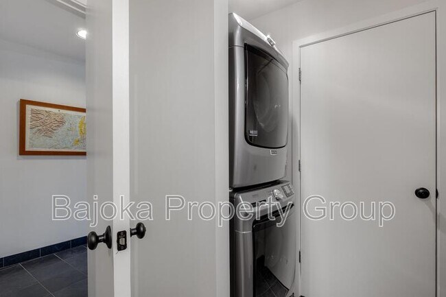 Building Photo - 200 River Pl Dr