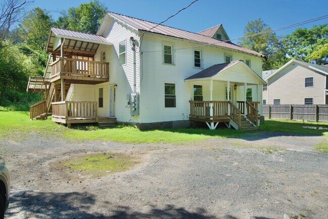 Primary Photo - 120 Main St