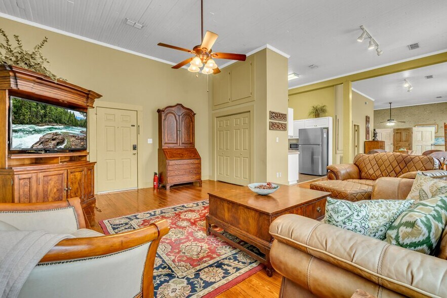 Building Photo - 515 College St