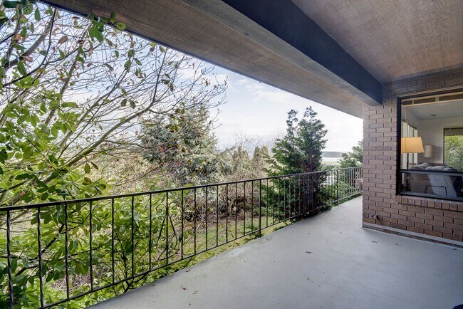 Building Photo - 3 Bedroom 2.5 bathroom spacious home with views of marina and downtown Oak Harbor