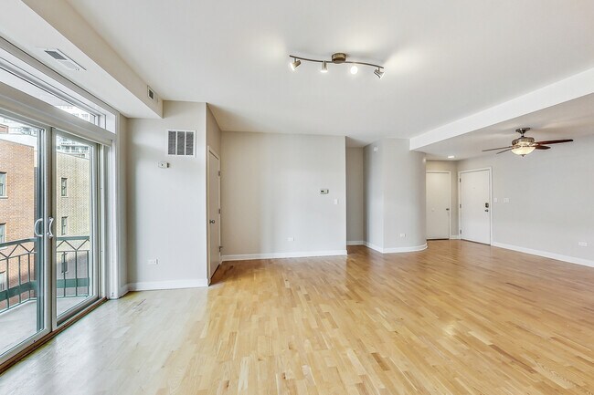 Building Photo - 680 N Green St