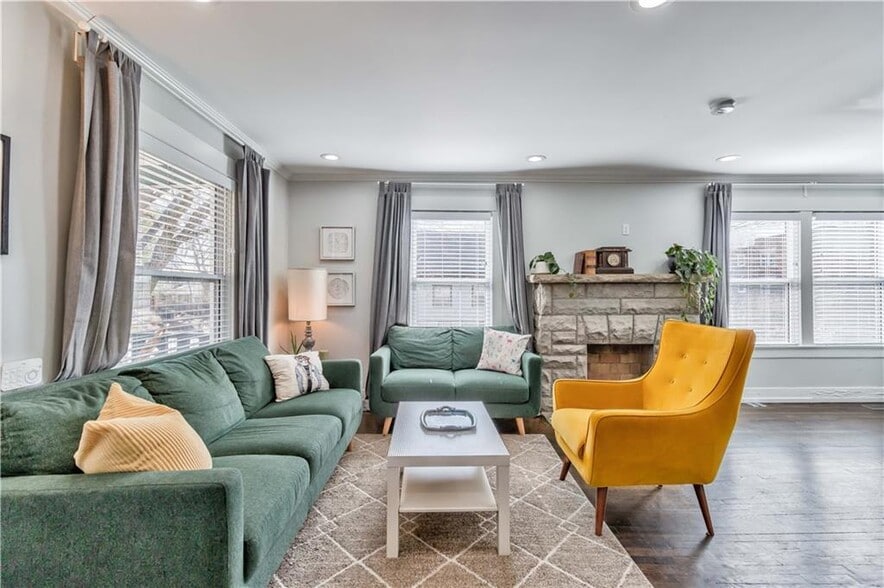 interior- 1st floor (open-concept living room) - 4244 Holmes St