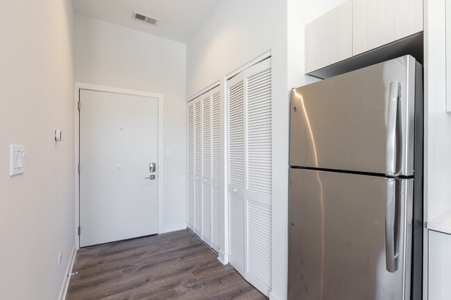 Building Photo - 2247 W Lawrence Ave