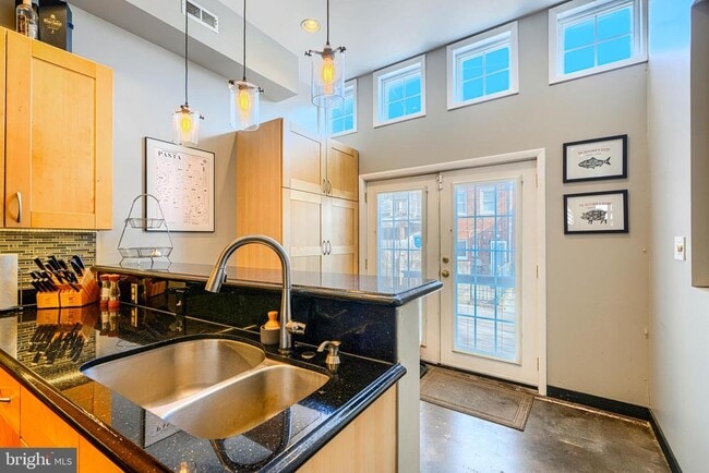 Building Photo - 542 E Clement St