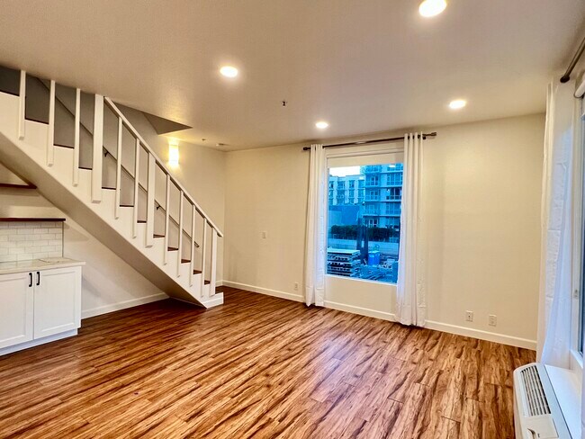 Building Photo - 985 Island Ave