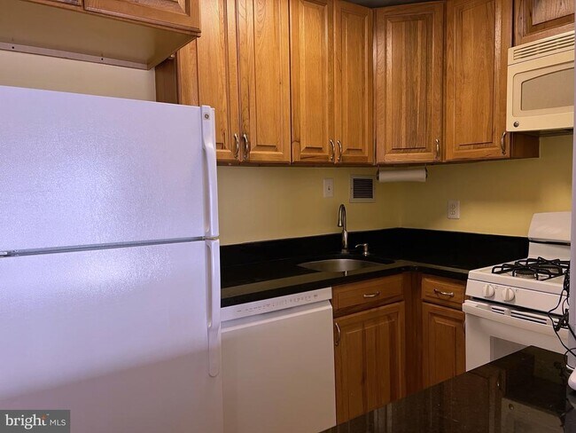 Building Photo - 6001 Arlington Blvd