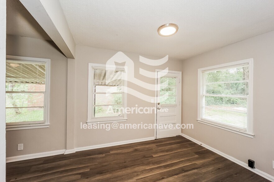 Building Photo - 4016 Singer Dr