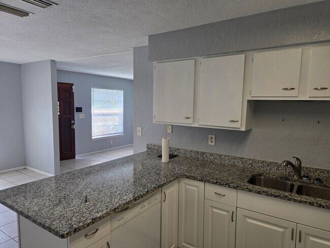 Building Photo - Bright 2BR/2BA Home with Garage