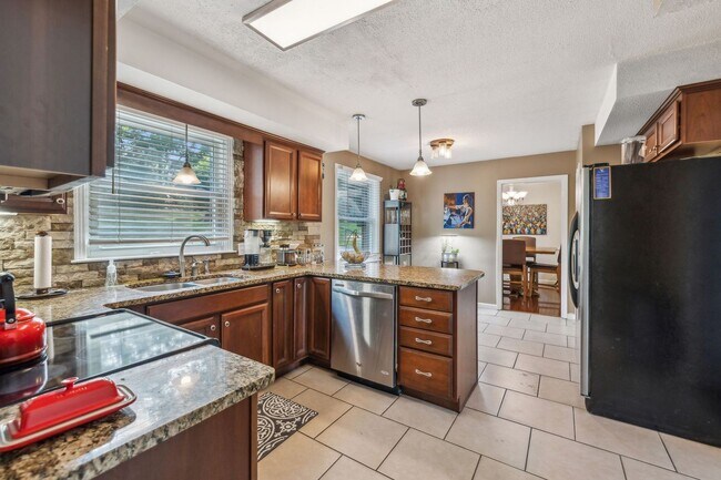 Building Photo - 109 Cloverdale Ct