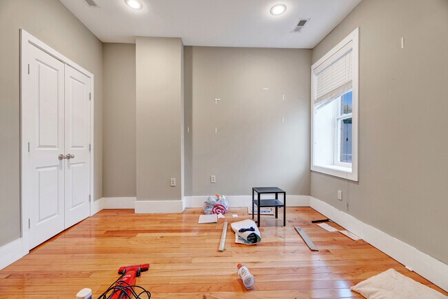 Building Photo - 1346 Kenyon St NW