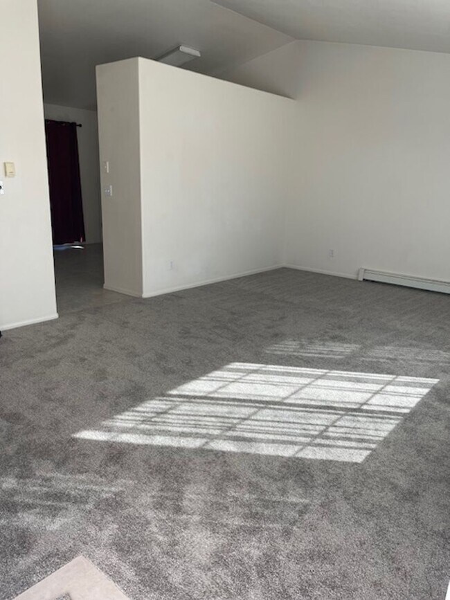 Building Photo - 3 bed, 2 bath, 2 car garage