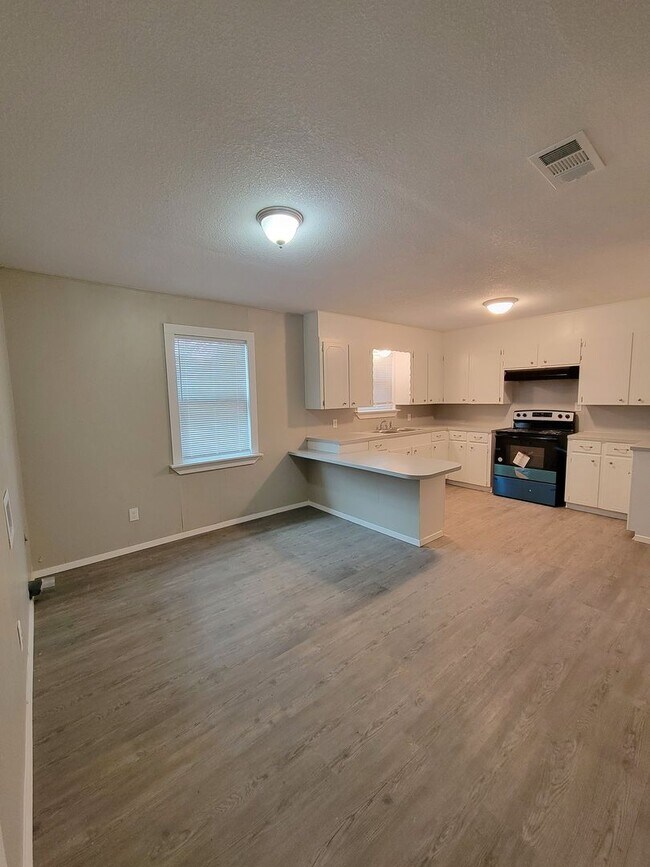 Building Photo - Recently Updated 3 Bed 2 Bath in Gun Barre...