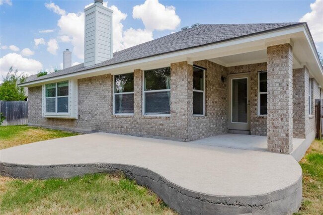 Building Photo - 15220 Fernhill Dr