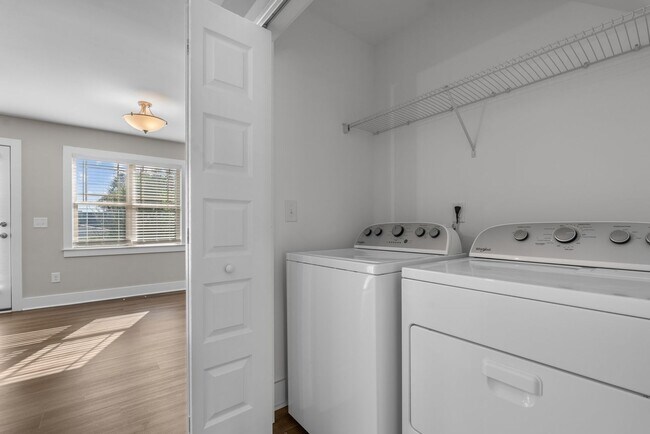 Building Photo - 2 Bedroom 2 Bathroom Town Home Close Proximity To Campbell